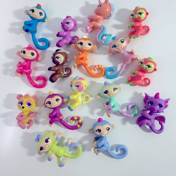 16 WowWee Fingerlings Min Finger Puppets - Picture 1 of 4